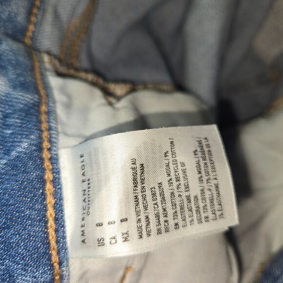 AE high Stretch mom short heavy distress Size 8 - Picture 6 of 6